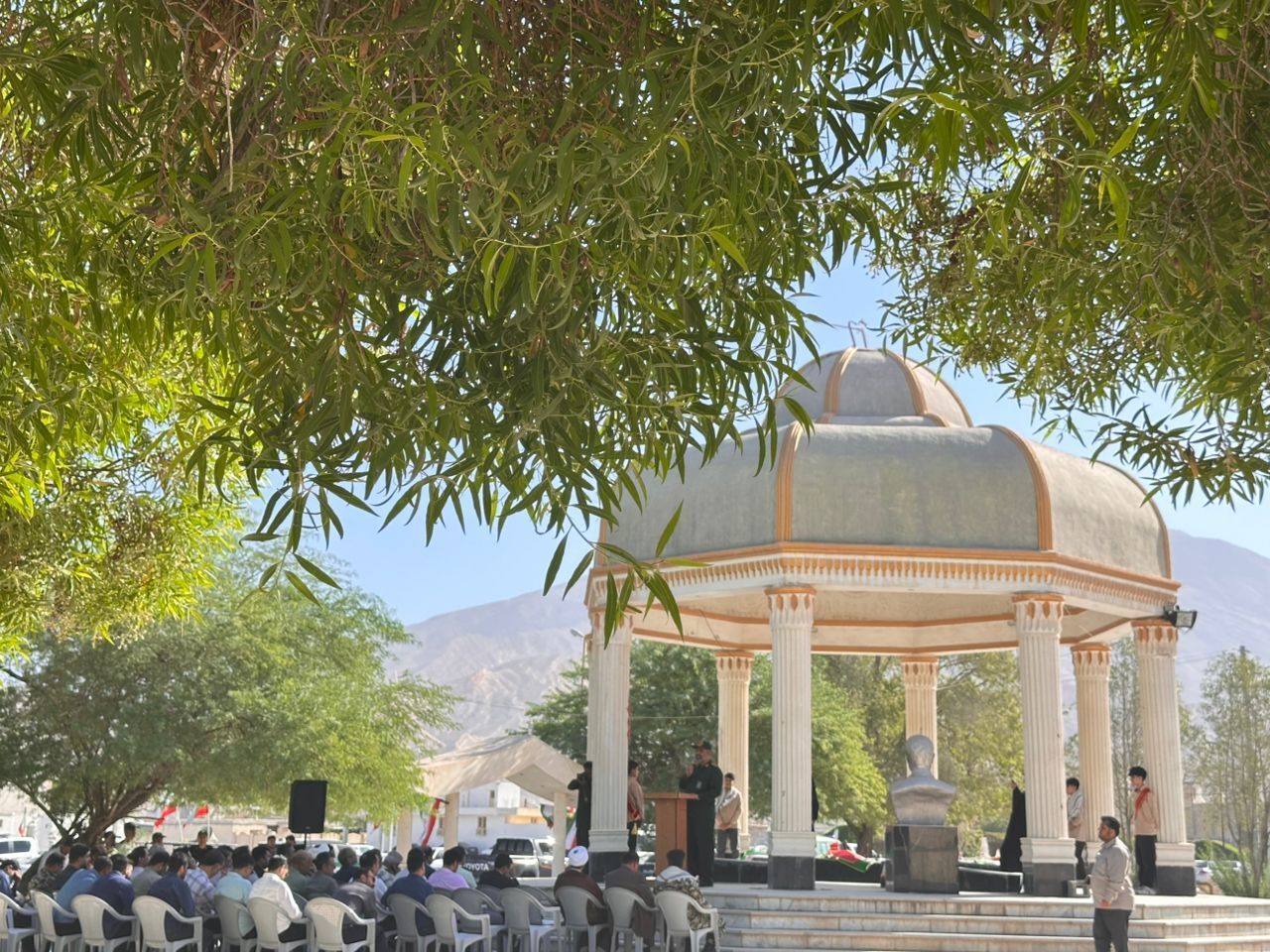 غبارروبی قبور مطهر شهدا در بستک