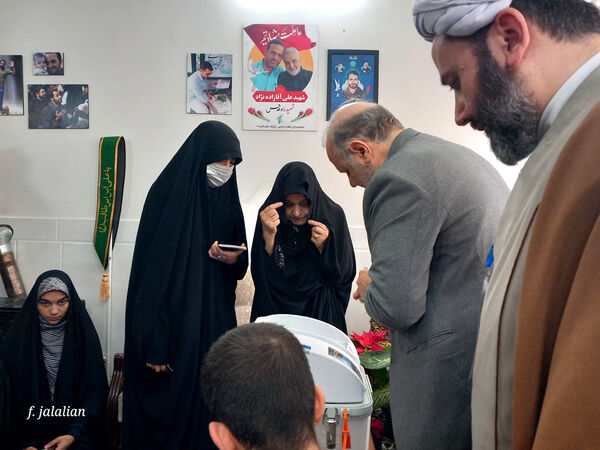 دیدار دختران رای اولی قم با خانواده شهید آقازاده نژاد