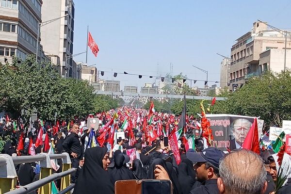 خروش ملت شکست‌ناپذیر در بدرقه رهبر شهید