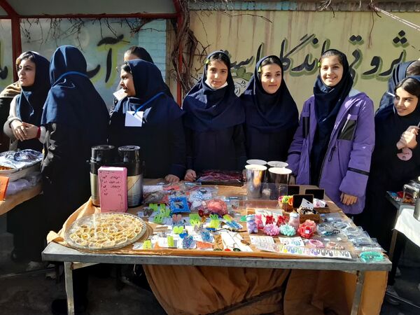 نمایشگاه کارآفرینی دانش‌آموزان دبیرستان حجاب شهرستان ورامین