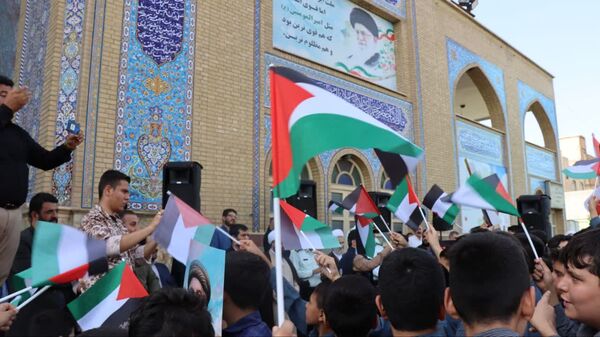  ادای احترام دانش‌آموزان و فرهنگیان شهرستان پاکدشت به مقام شامخ شهیدان مقاومت و شهید سید حسن نصرالله 