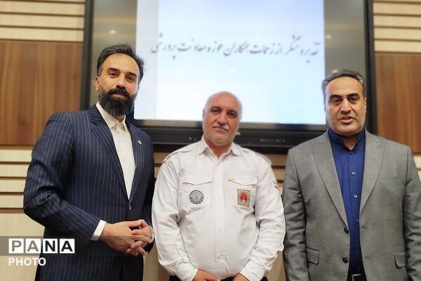 مراسم تجلیل از معاونین پرورشی مقطع متوسطه ناحیه دو شهرری 