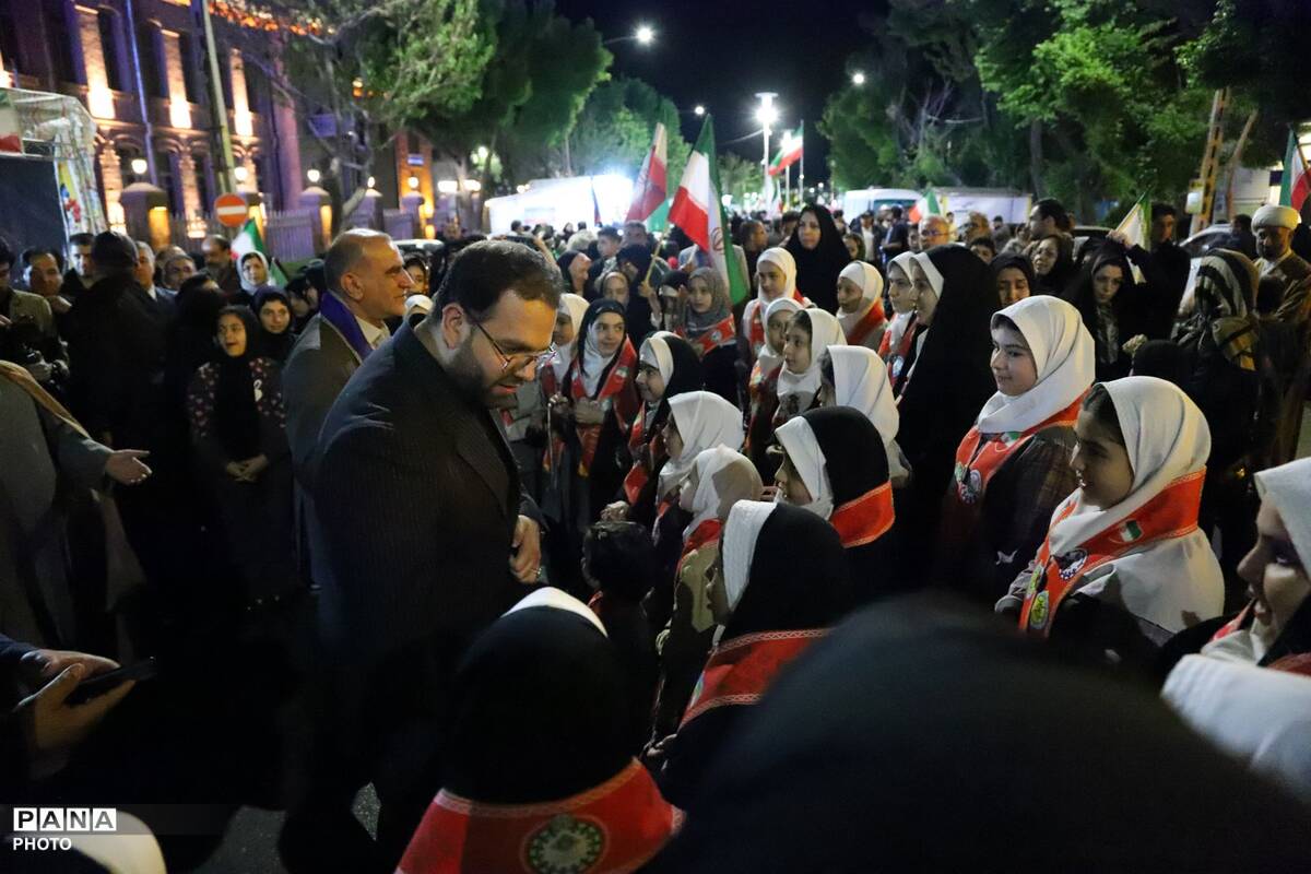محفل گرم تشکیلاتی دانش‌آموزان در تجمع مردمی تبریز با حضور قائم‌مقام معاون وزیر در سازمان دانش‌آموزی