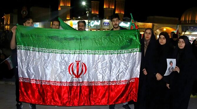 تجمع خودجوش یزدی‌ها در حمایت از آرمان‌های انقلاب