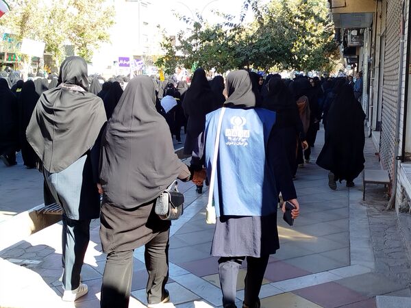 حضور پرشور دانش‌آموز خبرنگاران پانا کاشمر در راهپیمایی ۱۳ آبان