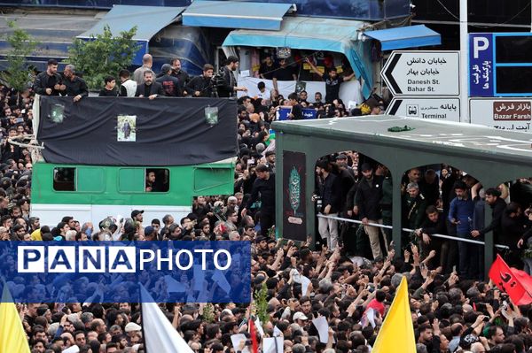 سیل خروشان زائران و مجاوران رضوی در مراسم تشییع پیکر شهدای خدمت