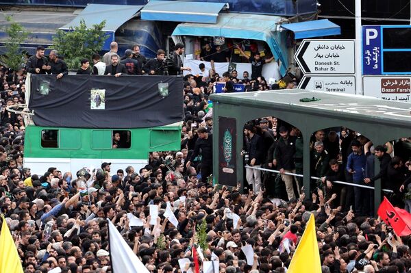 سیل خروشان زائران و مجاوران رضوی در مراسم تشییع پیکر شهدای خدمت