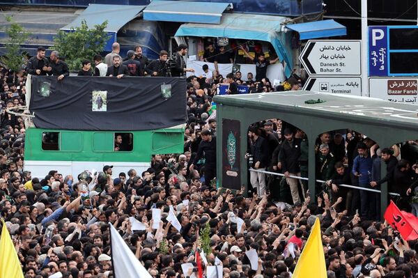 سیل خروشان زائران و مجاوران رضوی در مراسم تشییع پیکر شهدای خدمت