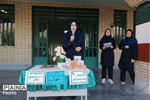  برنامه «هر دانش‌آموز، یک مهارت» با تجلیل از دانش‌آموزان برگزیده در مدرسه ایثار
