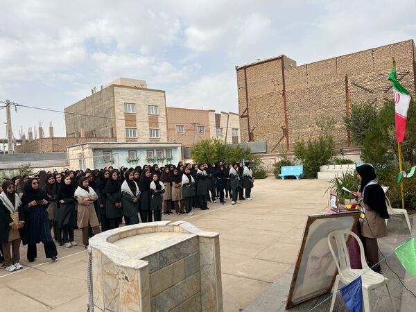 نواختن زنگ مهر در مدرسه شهید محمدی پور خلیل آباد 