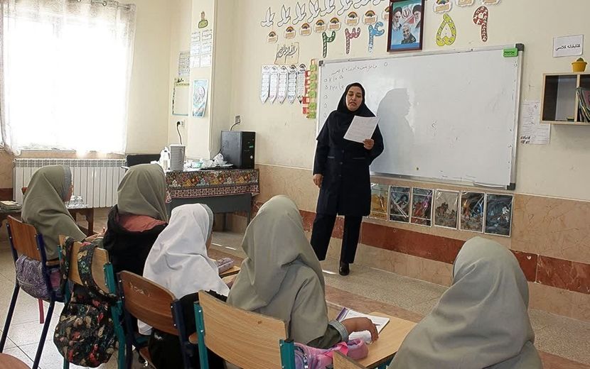 ارزیابی معلمان و انتخاب معلم نمونه در مدرسه دخترانه عارفین