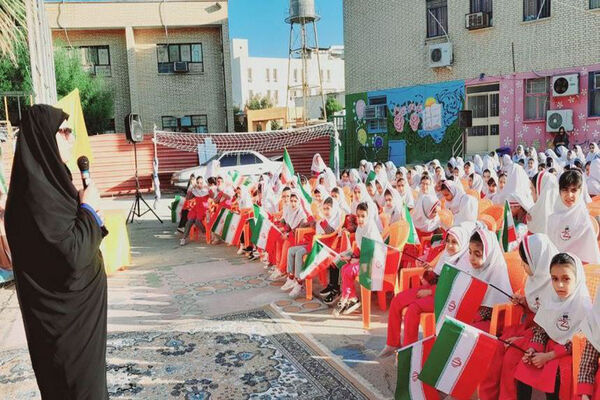 جشن روز دانش‌آموز در دبستان امید انقلاب بوشهر