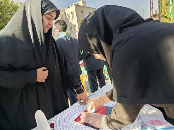 حضور دانش آموزان شیرازی درغرفه‌های فرهنگی راهپیمایی 13 آبان