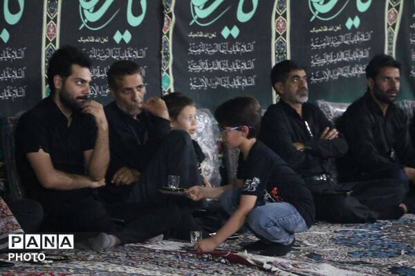 روضه‌خوانی کنار ریل قطار یزد؛ آیینی متفاوت در مسیر عبور شهروندان