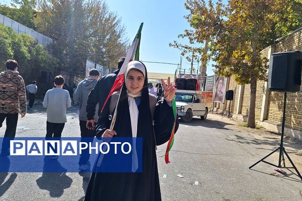 برگزاری راهپیمایی یوم الله ۱۳ آبان با حضور دانش‌آموزان و مسئولین در صفادشت 