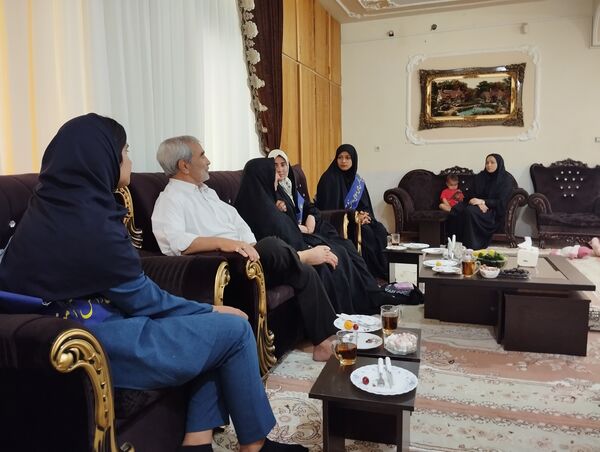 دیدار اعضای انجمن اسلامی هنرستان بصیرت آشخانه با همسر جانباز رسایی پور