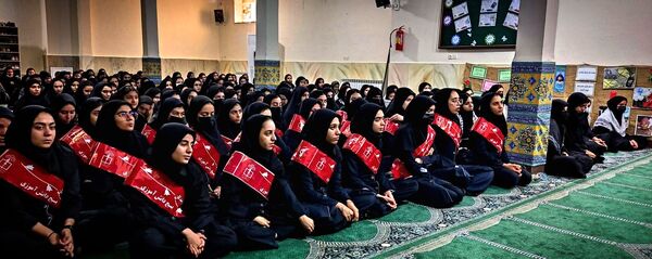 استقبال دانش‌آموزان دبیرستان شهید برقعی 2 قم از یک لاله فاطمی