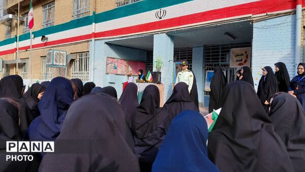 آیین گرامیداشت نیروی انتظامی در دبیرستان فرهنگیان