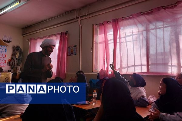 برگزاری کارگاه‌های آموزشی با حضور روحانیون گروه‌های جهادی در مدارس ناحیه دو شهرری 