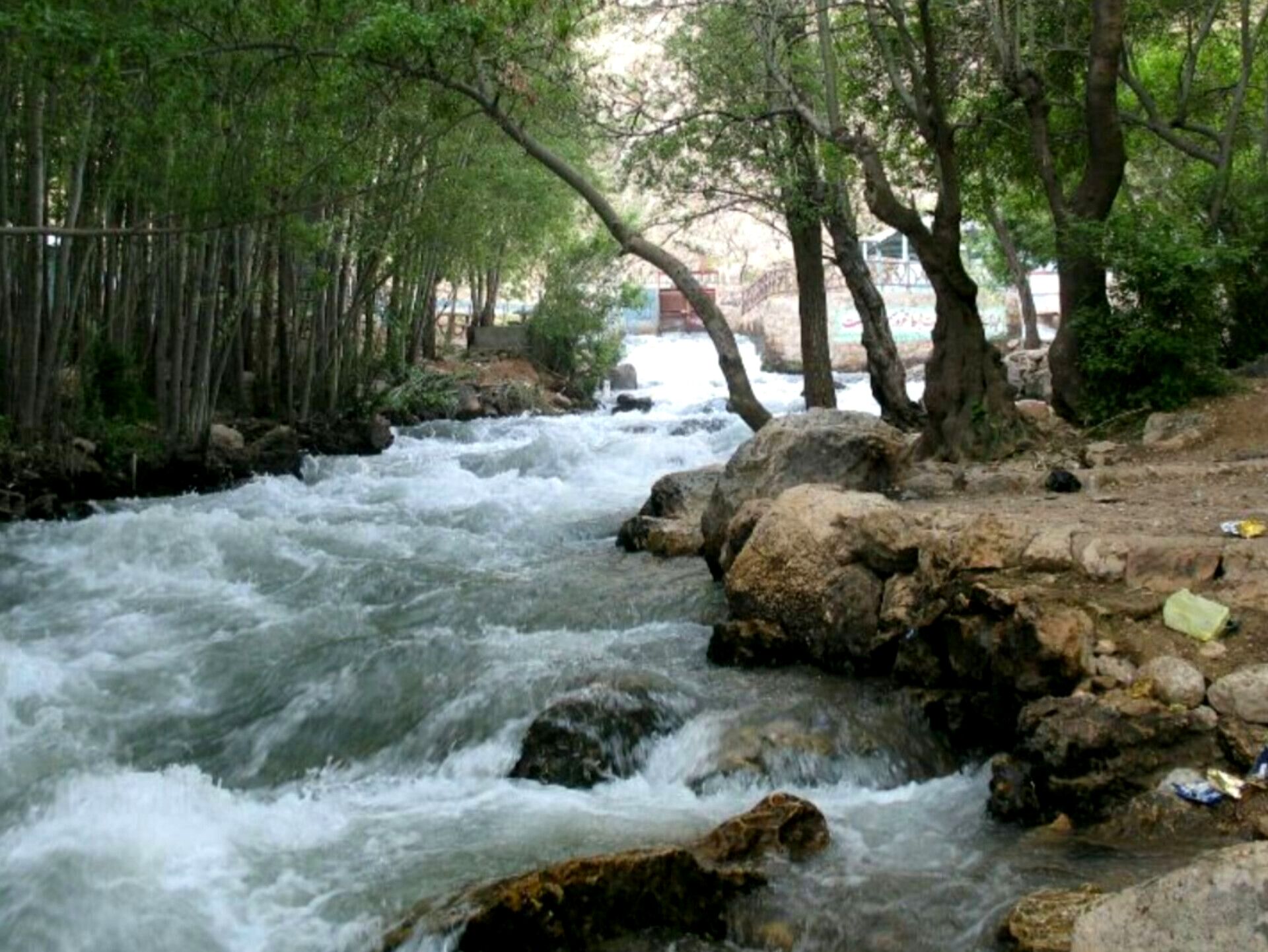 کتیبه‌های مشروطه در پیرغار، قلب تپنده تاریخ در طبیعت دهچشمه