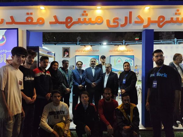 بازدید عضو شورای اسلامی شهر مشهد مقدس از غرفه منطقه ۱۰ شهرداری در بوستان ملت