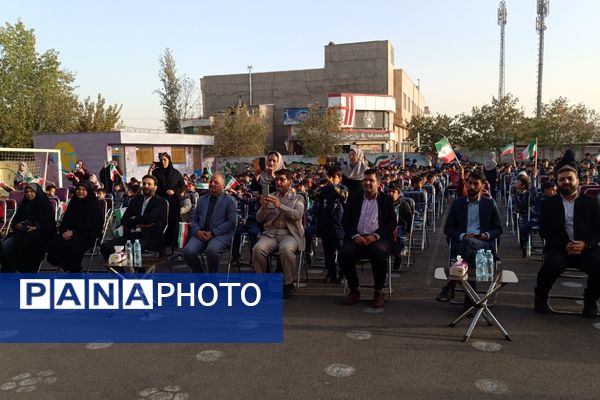 دانش‌آموزان دبستان معمارزاده در سیزده آبان