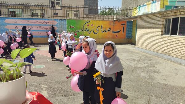 مراسم جشن شکوفه‌‎ها در دبستان شاهد حاج تقی آقا بزرگ مشهد 