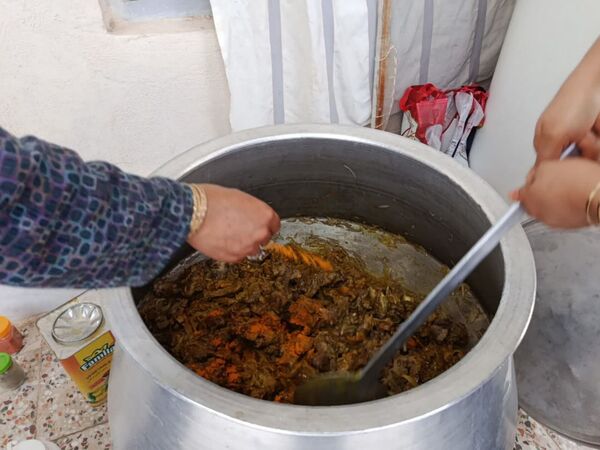 پخت و توزیع نذری در روز تاسوعای حسینی روستای حسن آباد داراب استان فارس