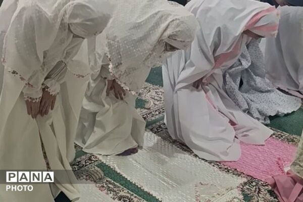  اقامه نماز جماعت دبیرستان هدی با حضور دانش‌آموزان پایه هفتم