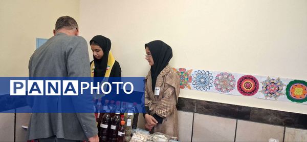 بازارچه کسب و کار دانش آموزی در دبیرستان مادر مهربان خلیل آباد