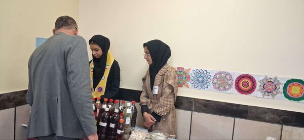 بازارچه کسب و کار دانش آموزی در دبیرستان مادر مهربان خلیل آباد