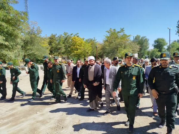 غبارروبی مزار شهدا به‌مناسبت هفته دفاع مقدس در نورآباد 