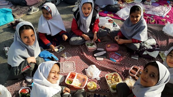 صبح پرانرژی با صبحانه سالم در دبستان نیایش