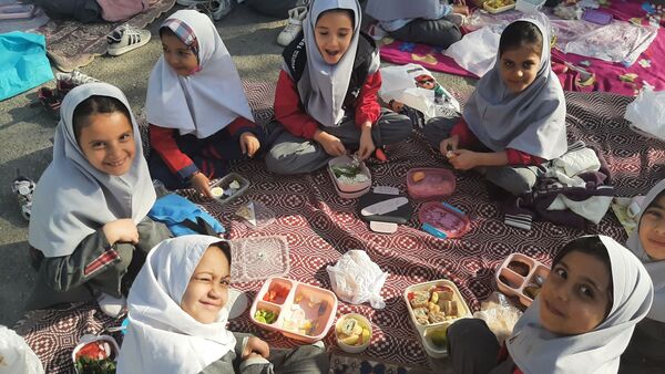 صبح پرانرژی با صبحانه سالم در دبستان نیایش