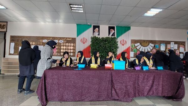  انتخابات شورای دانش آموزی در دبیرستان هوشیار