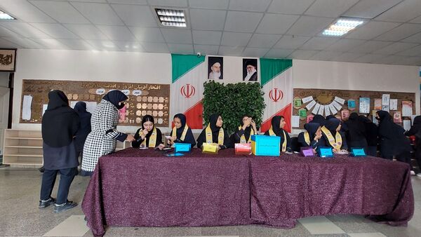  انتخابات شورای دانش آموزی در دبیرستان هوشیار