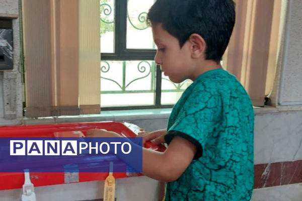 شاهچراغ مملو از مردمی که برای انتخابات حضور پیدا کردند