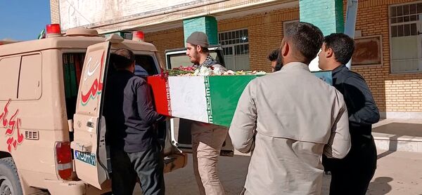 وداع دانش‌آموزان هنرستان الزهرا با پیکر مطهر شهید گمنام