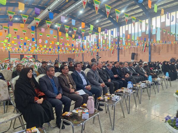 نواخته شدن زنگ انقلاب اسلامی توسط استاندار اصفهان