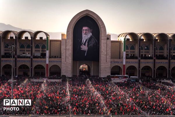 مصلی تهران در تسخیر موج همدلی؛ وداع باشکوه مردم با رهبر شهید