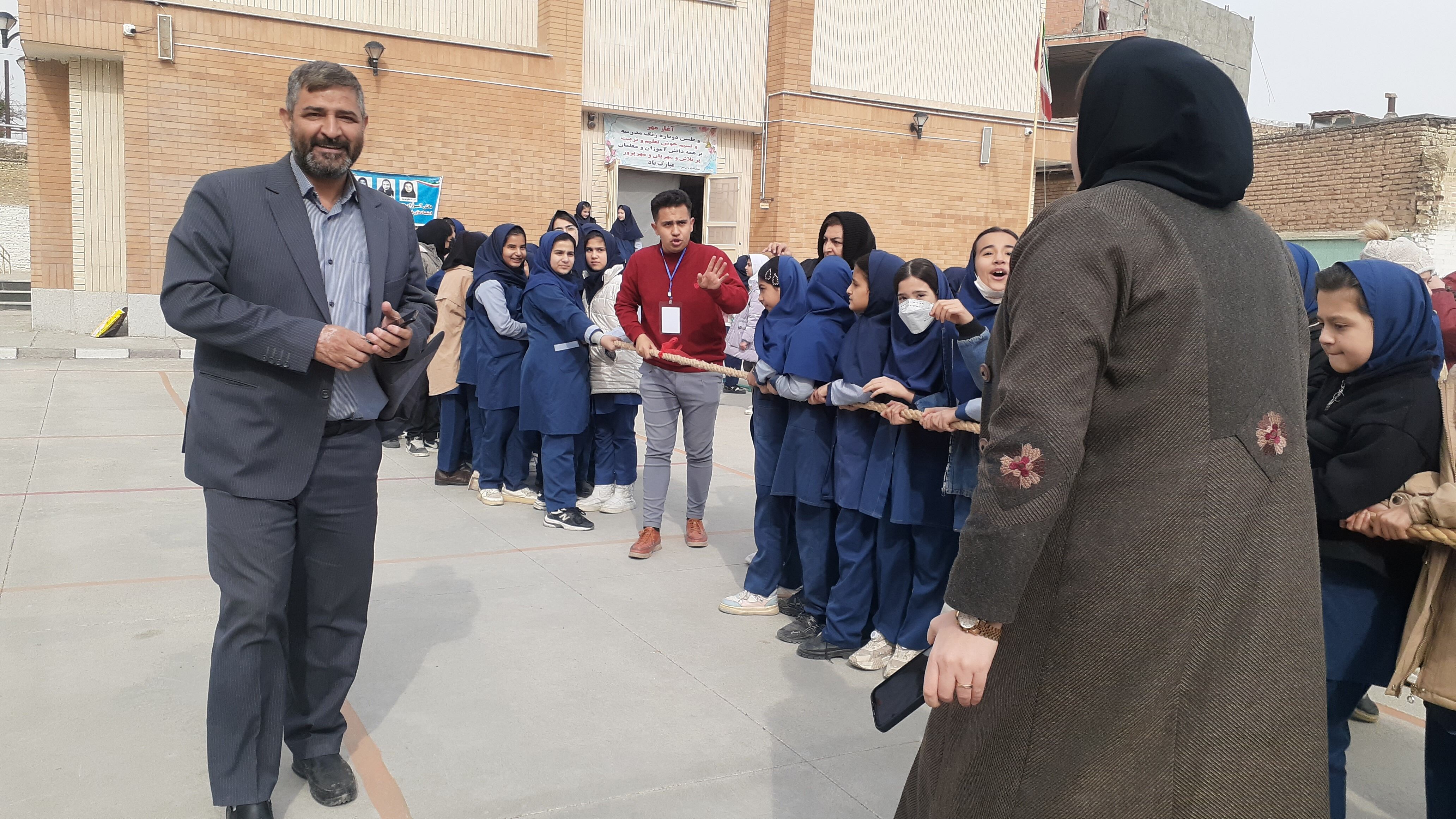 مسابقات طناب‌کشی در مدرسه دخترانه ضحی ۲ شهرستان شیروان