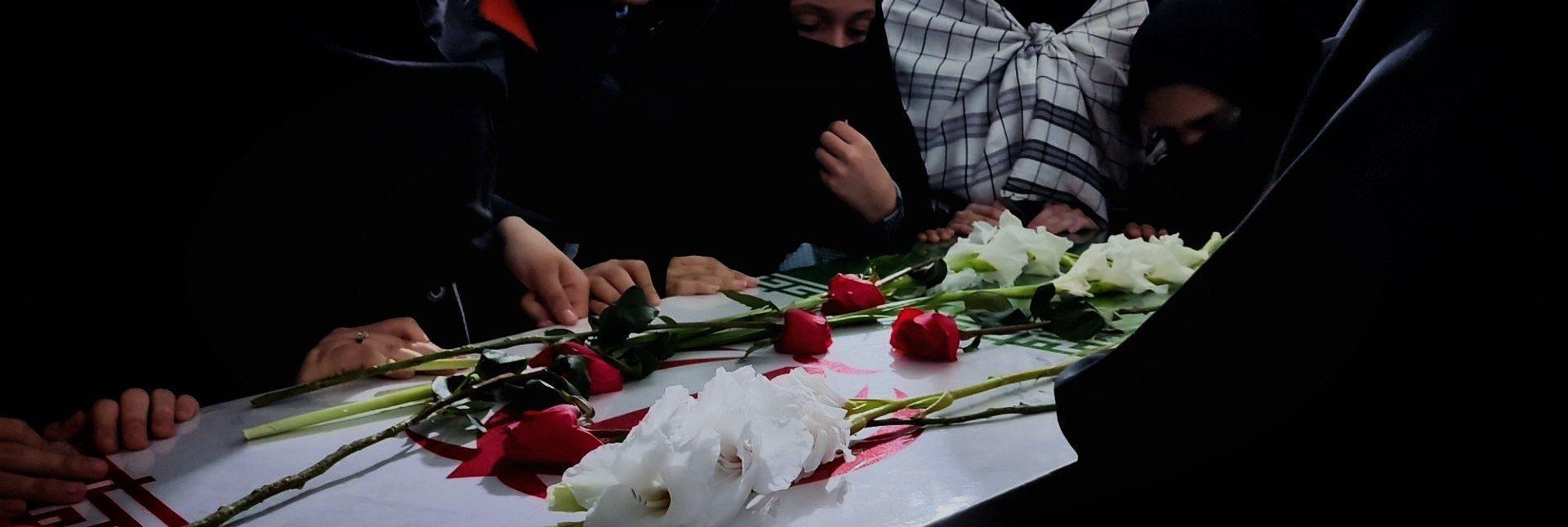 استقبال دانش‌آموزان دبیرستان شهید برقعی 2 قم از یک لاله فاطمی
