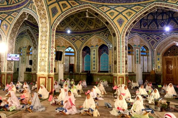 اجتماع روزه اولی‌ها با حضور پرشور دانش‌آموزان دختر در آستان مقدس حضرت محمد هلال بن علی (ع) 