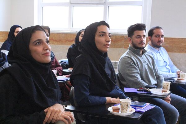  کارگاه دانش‌افزایی زبان انگیلیسی در دبیرستان‌ولایت بهارستان‌دو