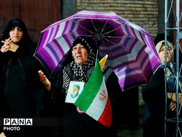 گلوگاه زیر باران، غرق در شور وطن