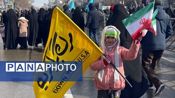 حضور پرشور کودکان در راهپیمایی ۲۲ بهمن