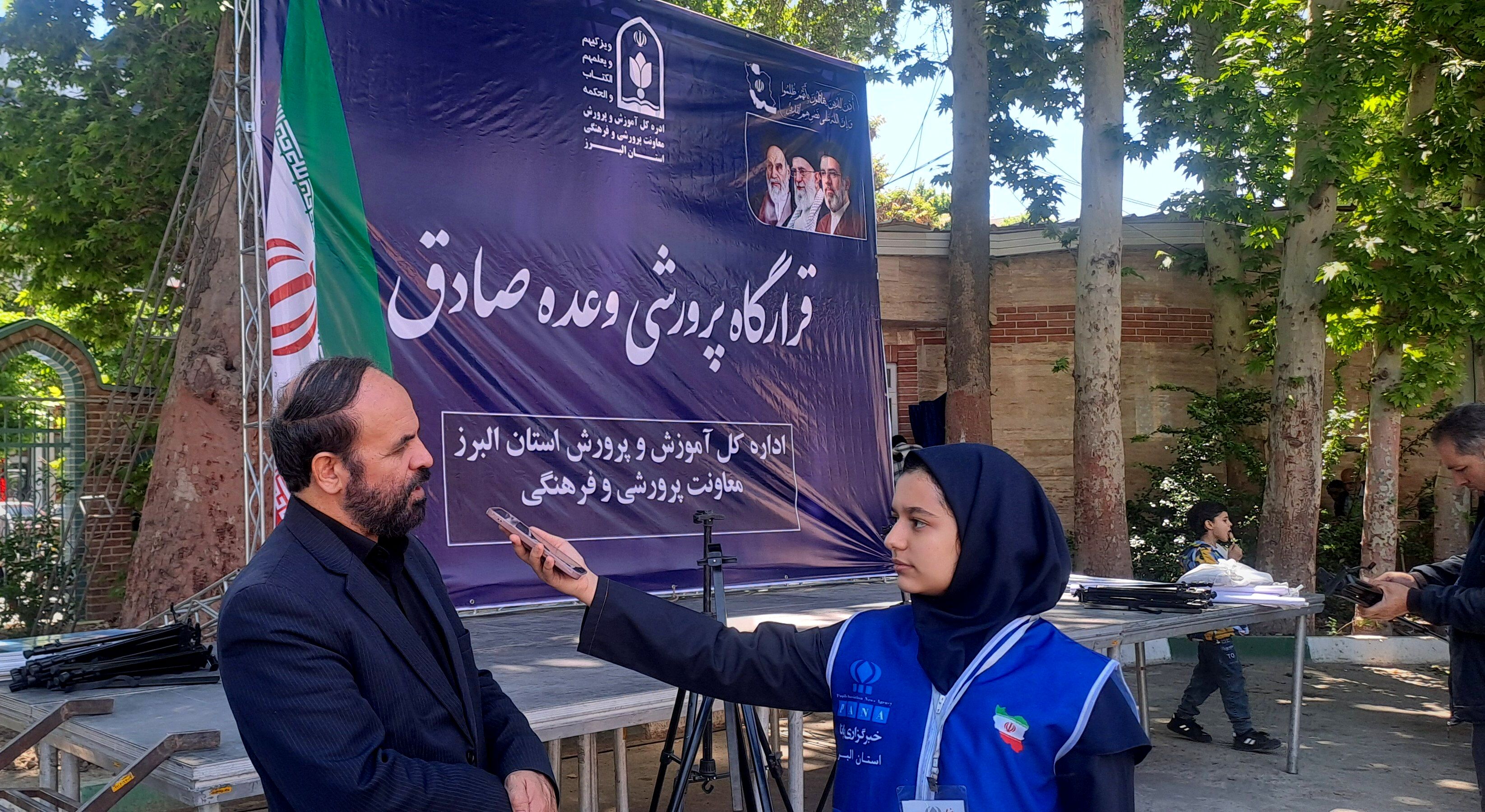 معلمان با جهاد فرهنگی، نسل آگاه و انقلابی را تربیت کرده‌اند