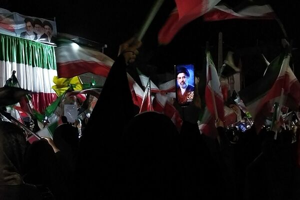 دومین اربعین حضور مردم غیور نیشابور همزمان با دومین سالگرد شهادت شهدای خدمت