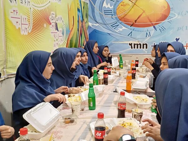 مراسم ضیافت افطاری و محفل انس با قرآن دبیرستان دخترانه‌‌ نمونه‌ دولتی سعدی 