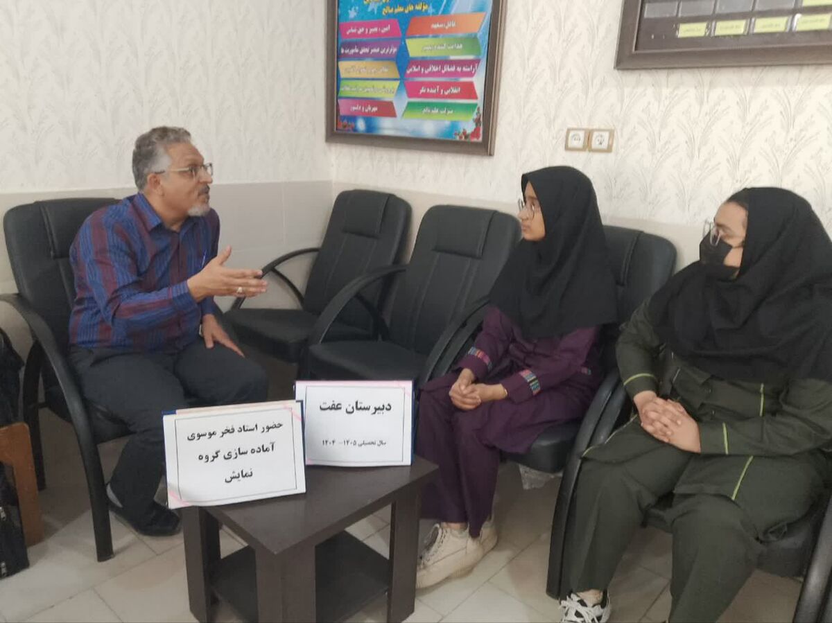 تئاتر حرفه ای در دبیرستان عفت کلید خورد